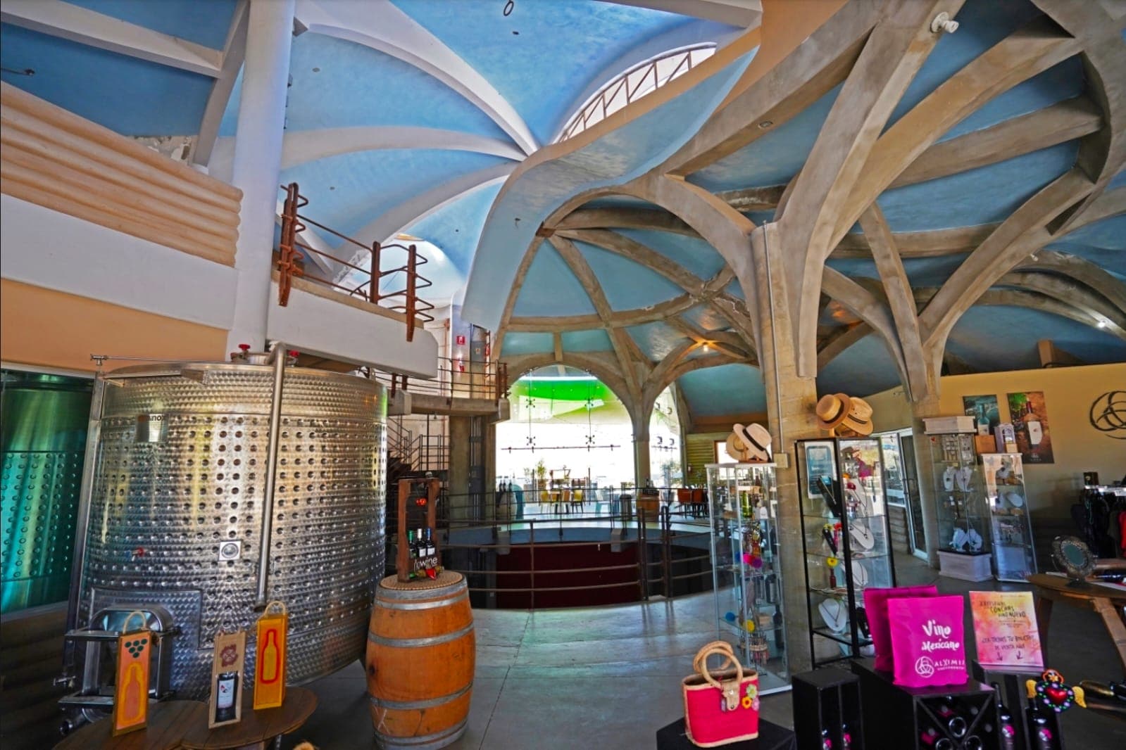 Interior de vinícola con arquitectura contemporánea