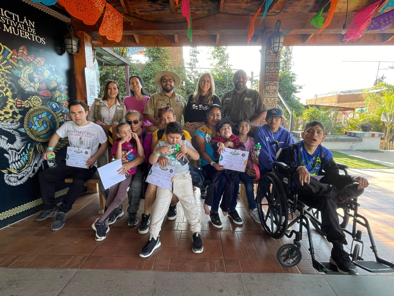 Grupo de participantes del programa de inclusión con certificados