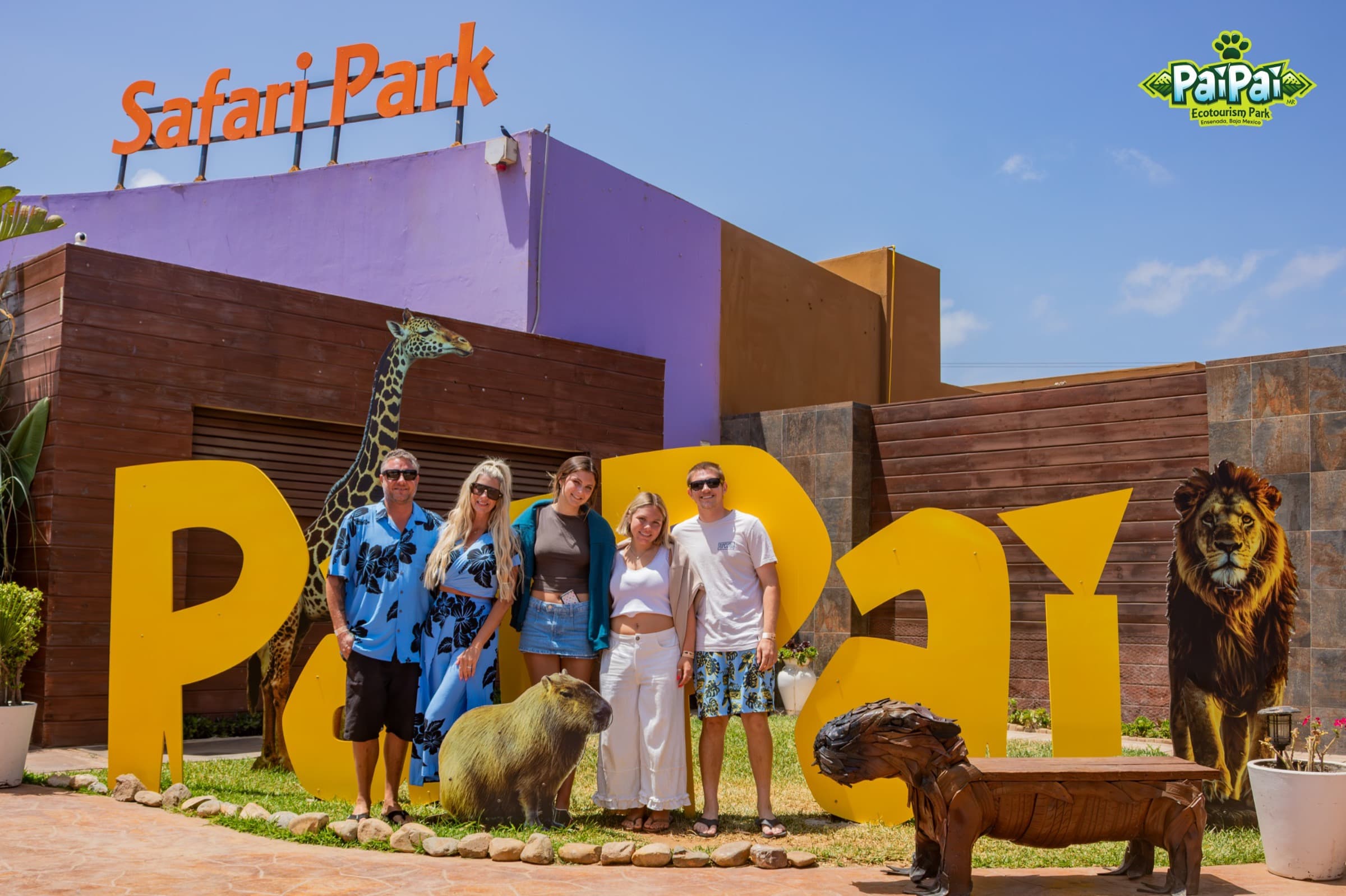 Familia en la entrada de Pai Pai