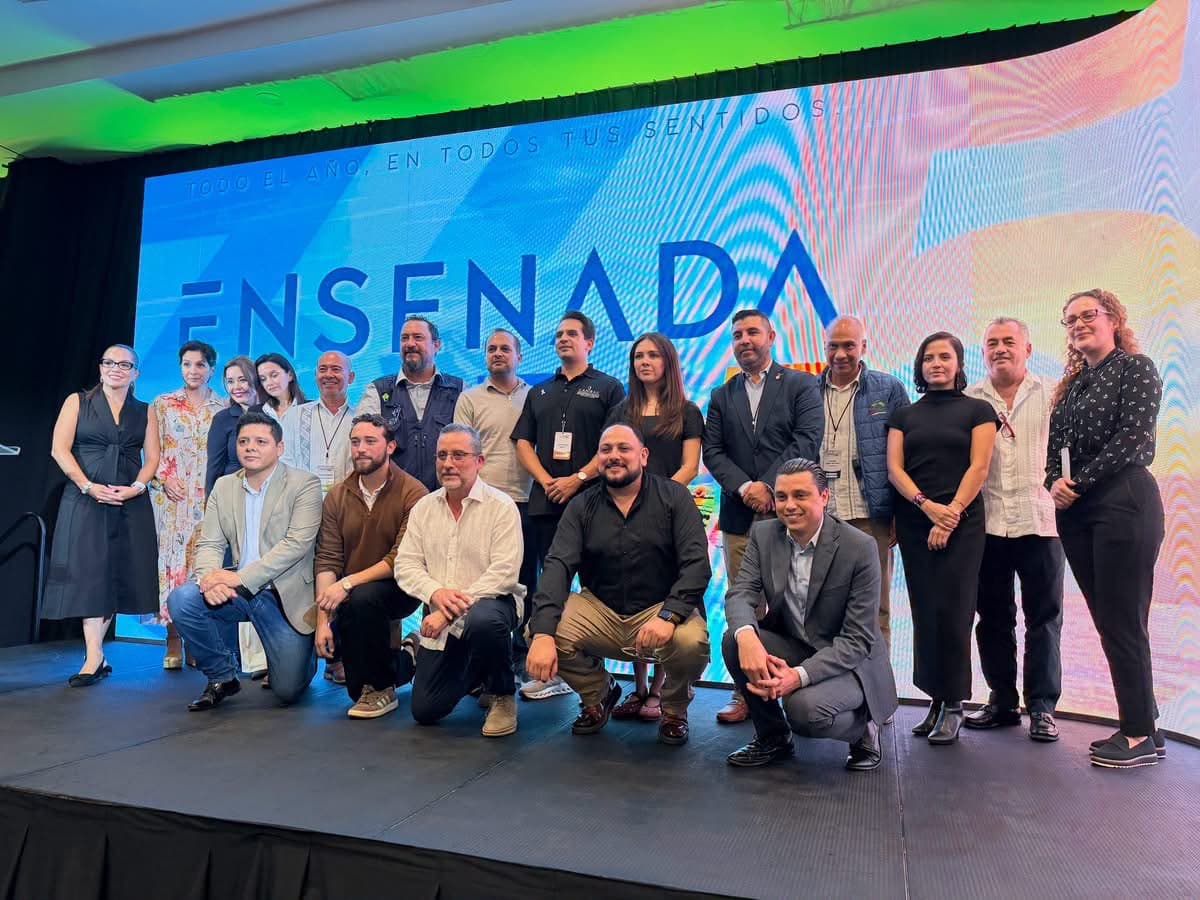 Equipo de desarrollo, ponentes y organizadores de Ensenada Conecta 2026 en el escenario